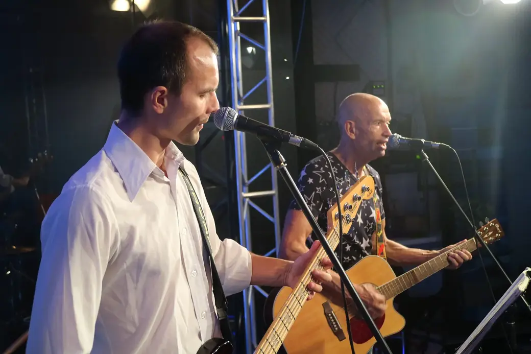 Сергей Коноплев (справа) выступает со своим сыном Александром