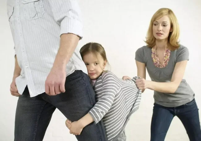 «Меня не пускают в квартиру и не дают видеться с дочерью...» Чем поможет нотариус