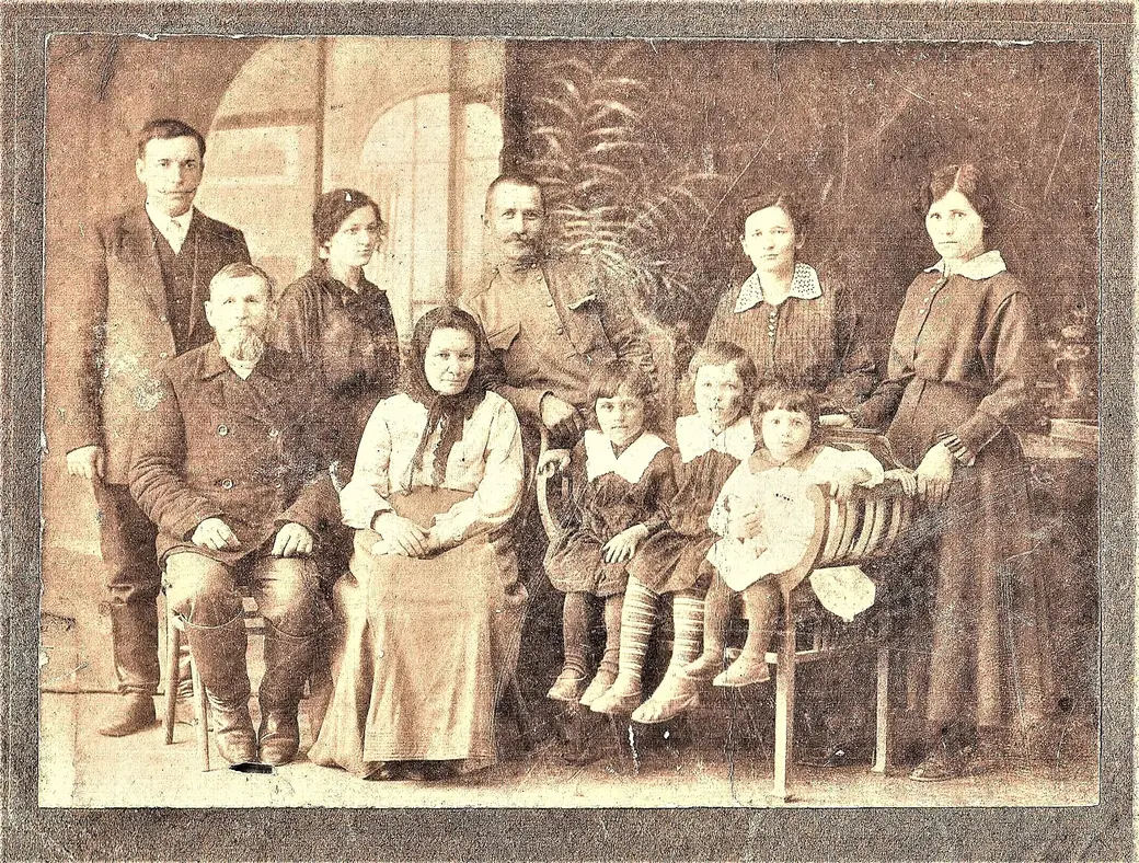 Сватовство почтового служащего Василия Свиридова. Фото 1910 года