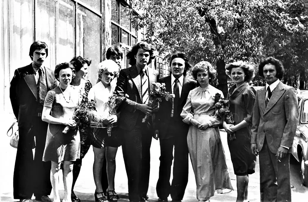 Сергей и Елена Борисовы возле ЗАГСА по улице Миронова в день свадьбы. Могилев, 1977 год