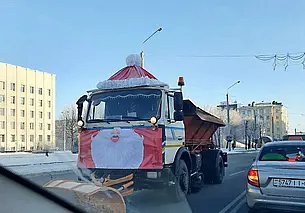 Снегоуборочную технику в Могилеве нарядили по-новогоднему