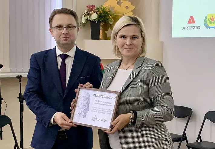 29.12.2021 год. Агентство регионального развития. Сертификат о членстве в кластере вручает заместитель председателя Могилевского облисполкома Руслан Страхар.
