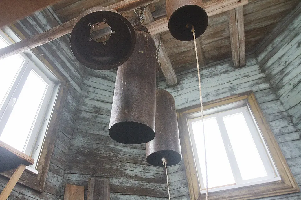 Колокольня в церкви тоже необычная - вместо колоколов, оставшиеся со времен Великой Отечественной войны корпуса авиационных бомб.