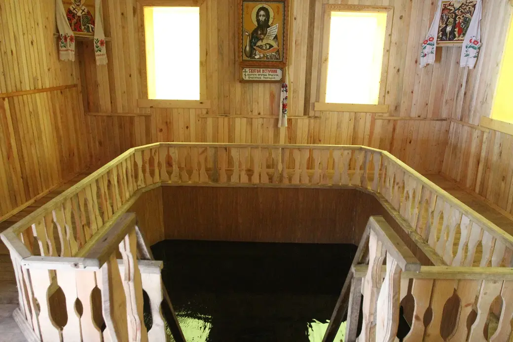 Купель тоже благоустроена: окунаться здесь - одно удовольствие (особенно людям закаленным)