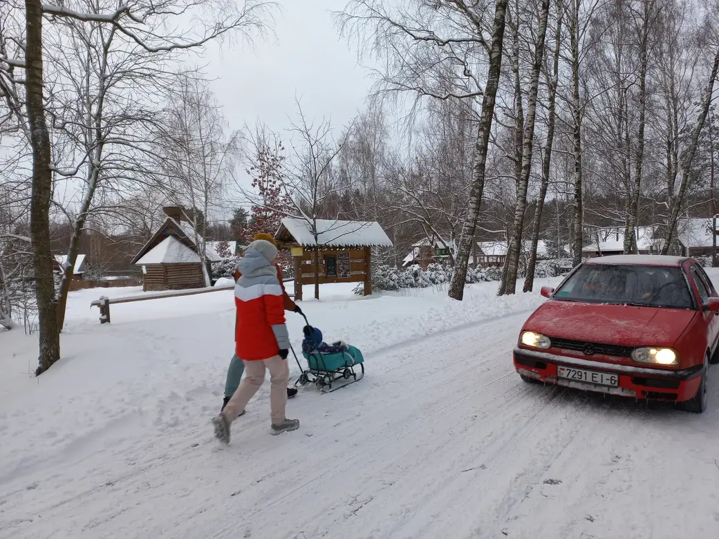 3.01.2022 г. Если дворы и спальные районы города солидно подзавалены снегом, смело отправляйтесь в Печерск, там с дорогоми будет все в порядке