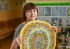 «Это мой посильный вклад в борьбу за экологию». Бобруйчанка плетет креативные коврики из пакетов от молока