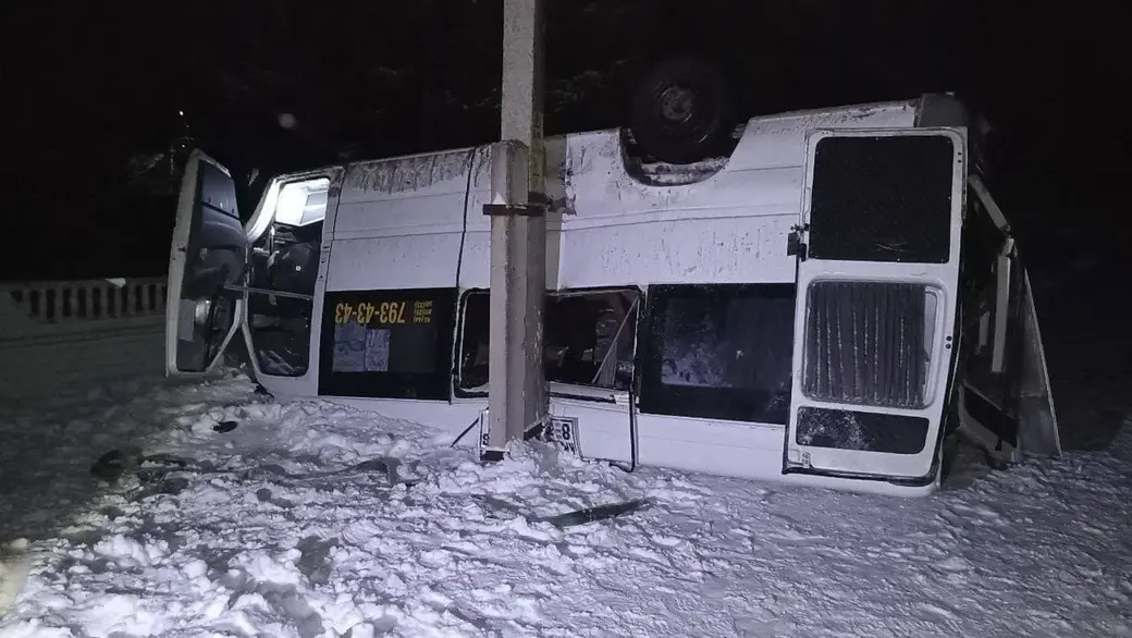 6 человек пострадали в результате опрокидывания маршрутки в кювет. 03.01.2022