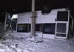 Шесть человек пострадали в результате опрокидывания маршрутки в кювет