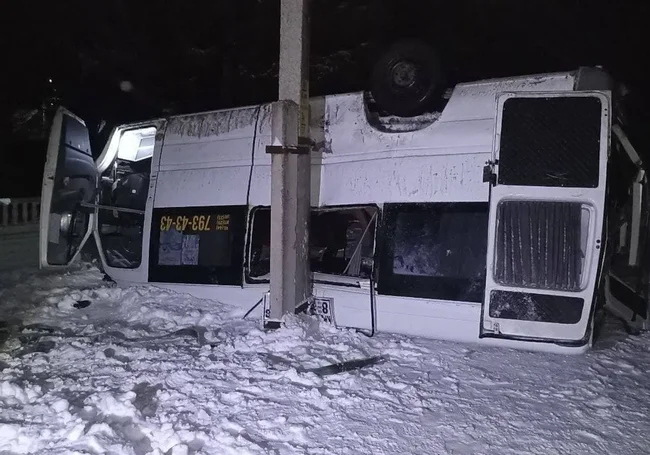 Шесть человек пострадали в результате опрокидывания маршрутки в кювет