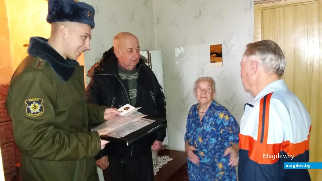 Игорь Владимирович принимает участие в награждении ветерана войны медалью.