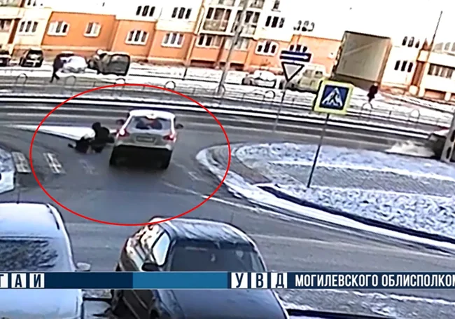 В Могилеве водитель сбил двух девочек на пешеходном переходе и скрылся с места ДТП