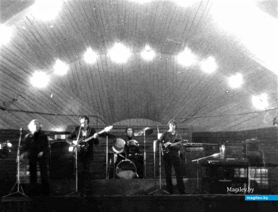  1970-е годы, Могилев, парк Горького. Музыканты на танцевальной площадке: готовность номер один.