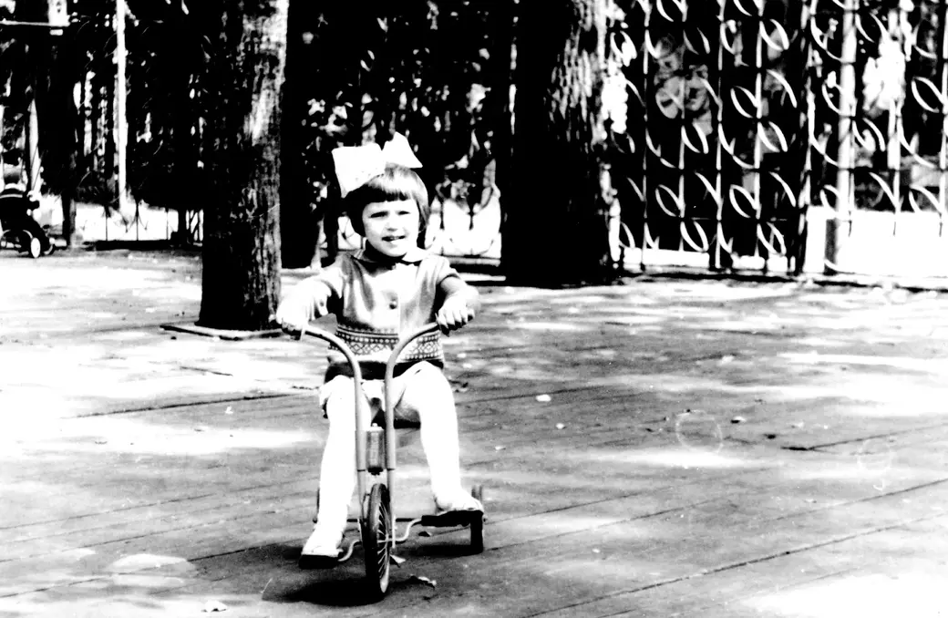 Это фото начала 1980-х годов окончательно развеяло споры по поводу того, были ли внутри танцплощадки деревья, вокруг которых даже водили хороводы. А то ведь, как