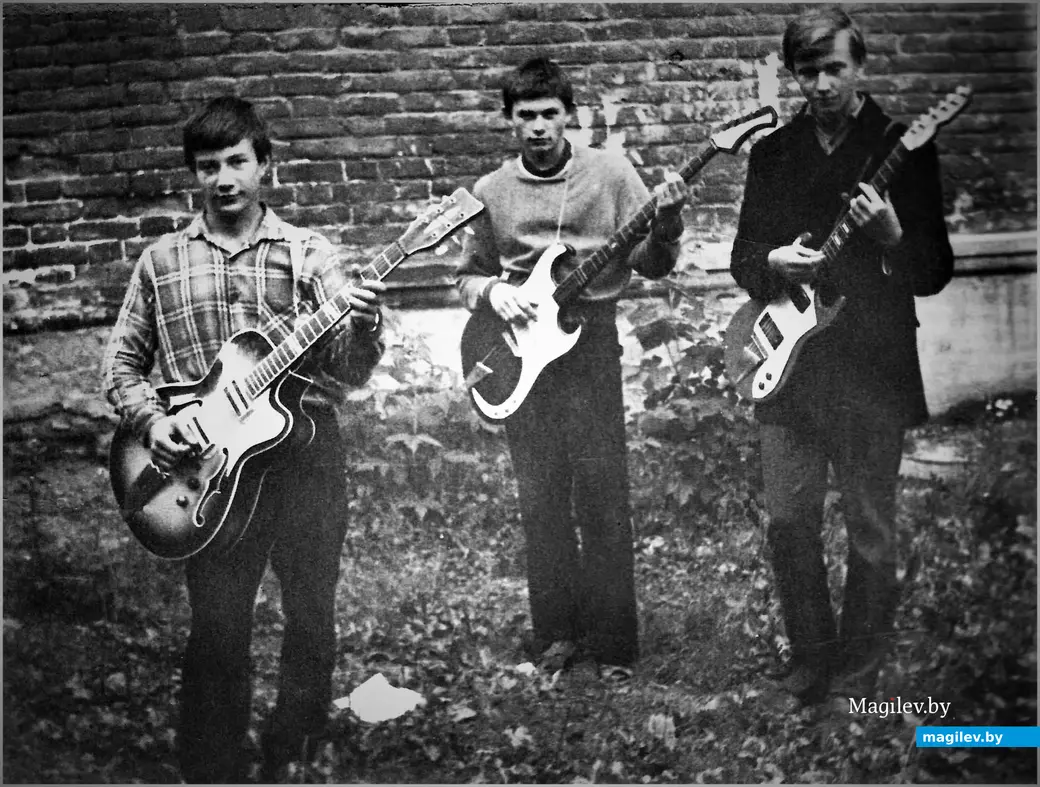«Катки» и их любимые гитары, и их любимые битлы. Могилев, конец 1960-х.