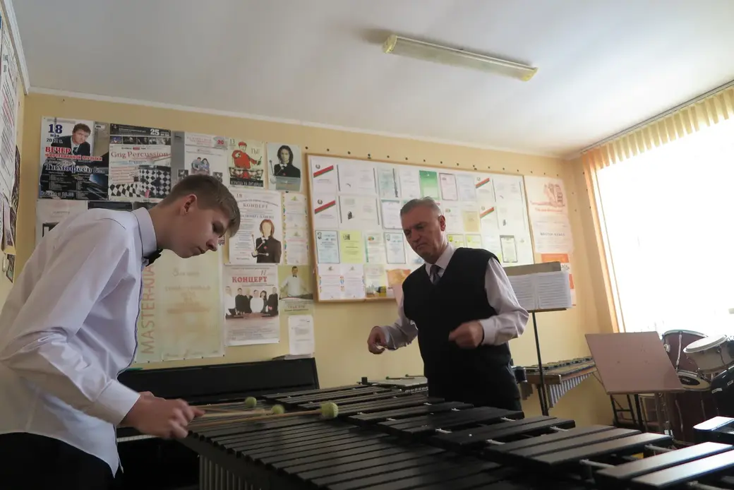 Случайные люди в музыке не задерживаются, уверен педагог. Вот, к примеру, Данила Гришукевич - не только одаренный музыкант, но и подающий надежды композитор: пишет