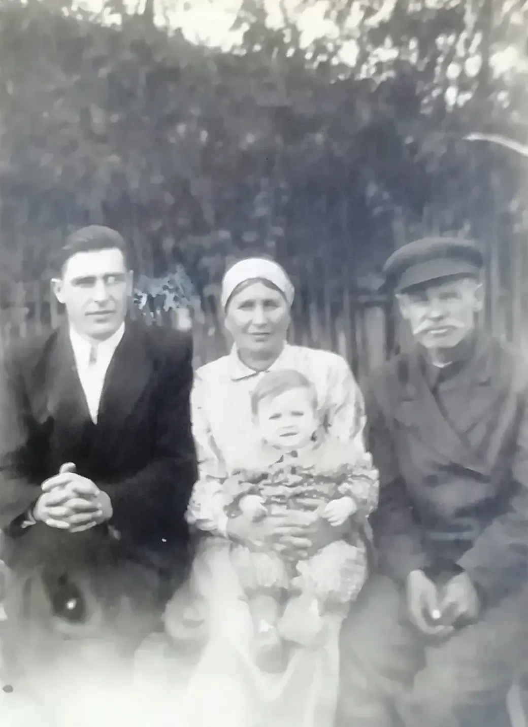 Слева направо: Петр (зять), Наталья с внучкой, Петрачок. 1960-е годы. Могилев