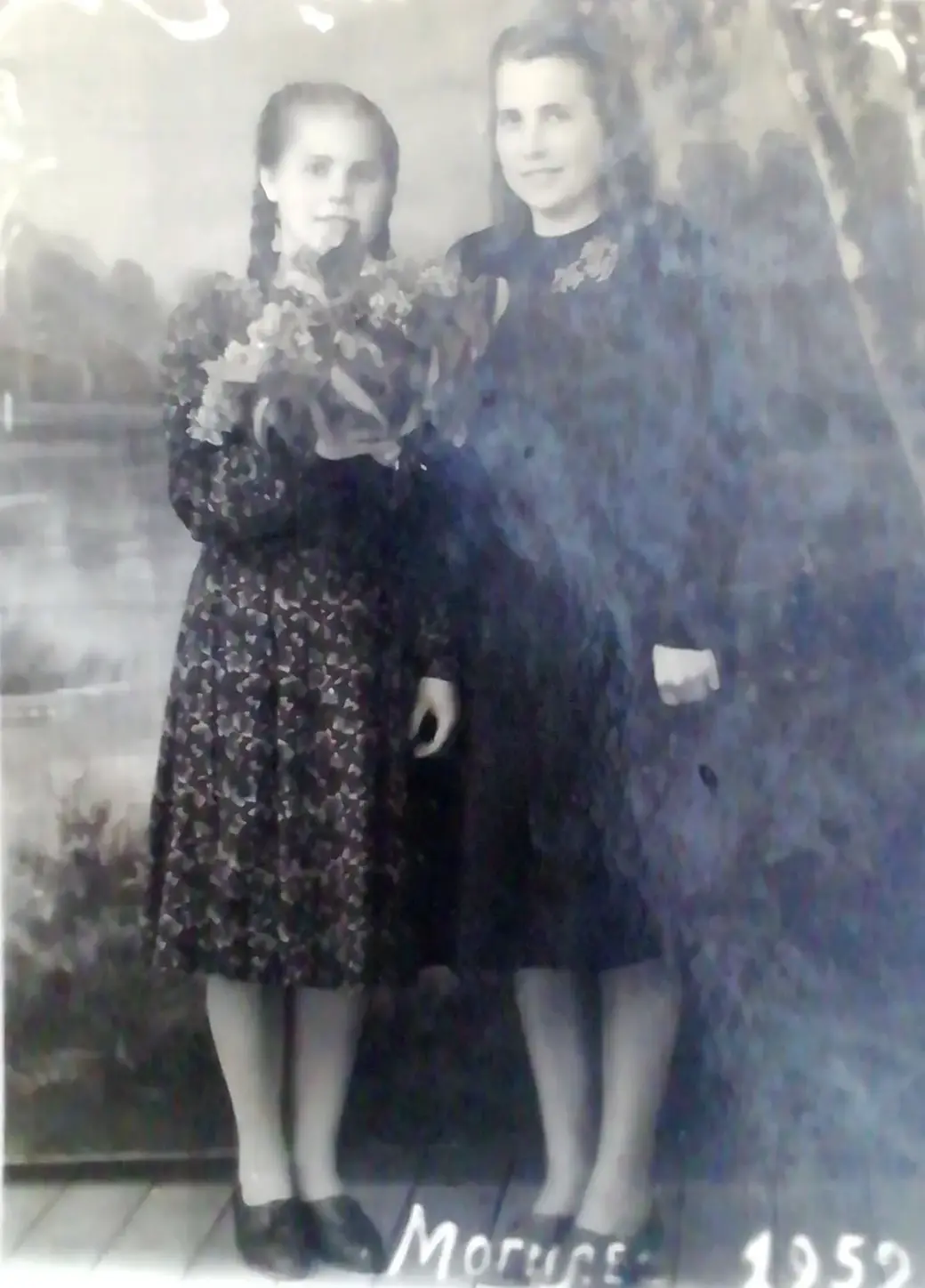 Бронислава вместе с сестрой. 1952 год. Могилев
