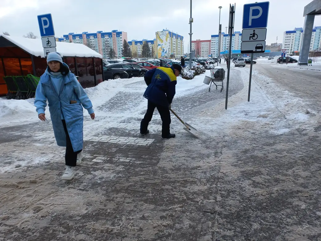 10.01.2022 года, Могилев, микрорайон Казимировка. Спасибо тем, кто нам дороги расчищает!