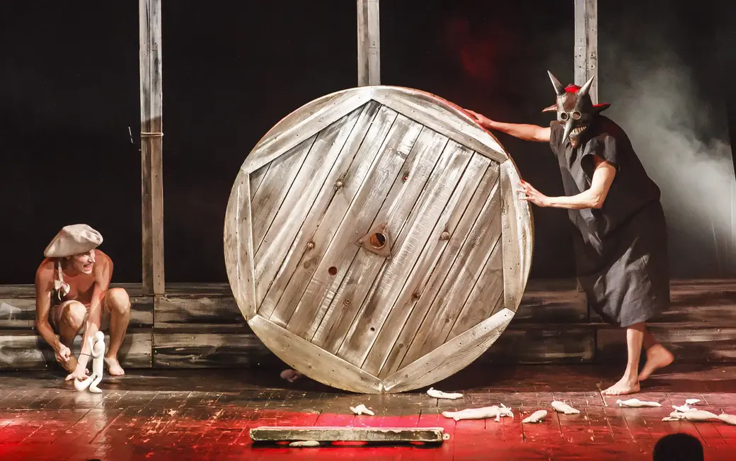 Сцена спектакля «Кандид, или Оптимизм». Фото сайта Могилевского областного театра кукол.