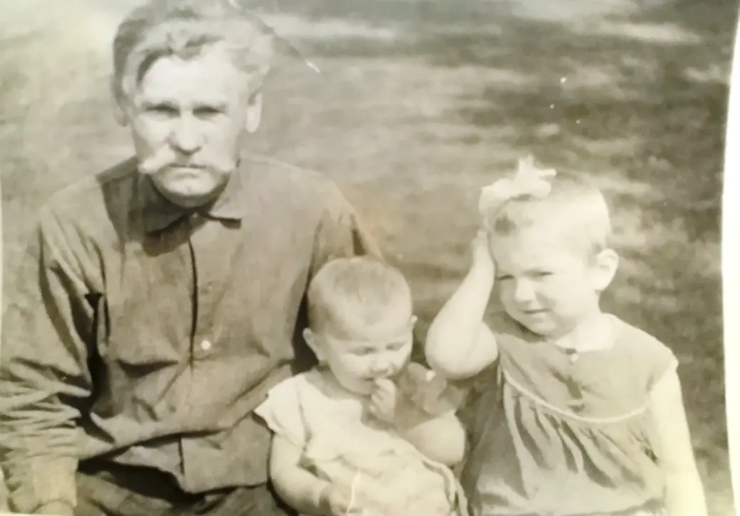 Петрачок с внуками. 1963 год