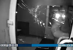 В Могилеве мужчина ночью разбил стекло в школе, а до этого донимал охранника