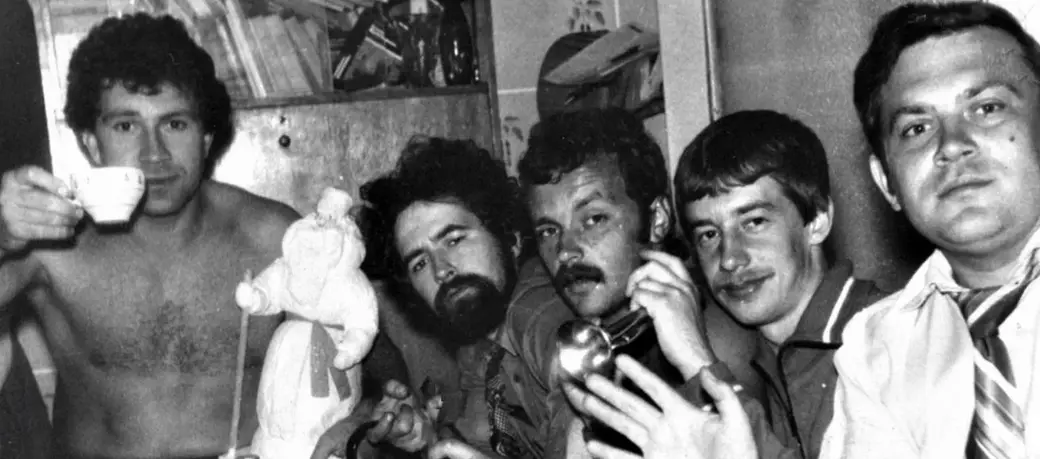 Александр Филипченко (второй слева) в кругу друзей. Могилев, 1990-е