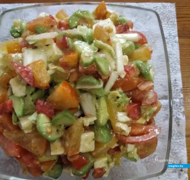 Салат с хурмой и авокадо.