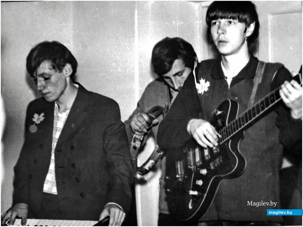 Володя Корнеев (справа) мог найти общий язык с любыми музыкантами. Могилев, 1970-е годы.