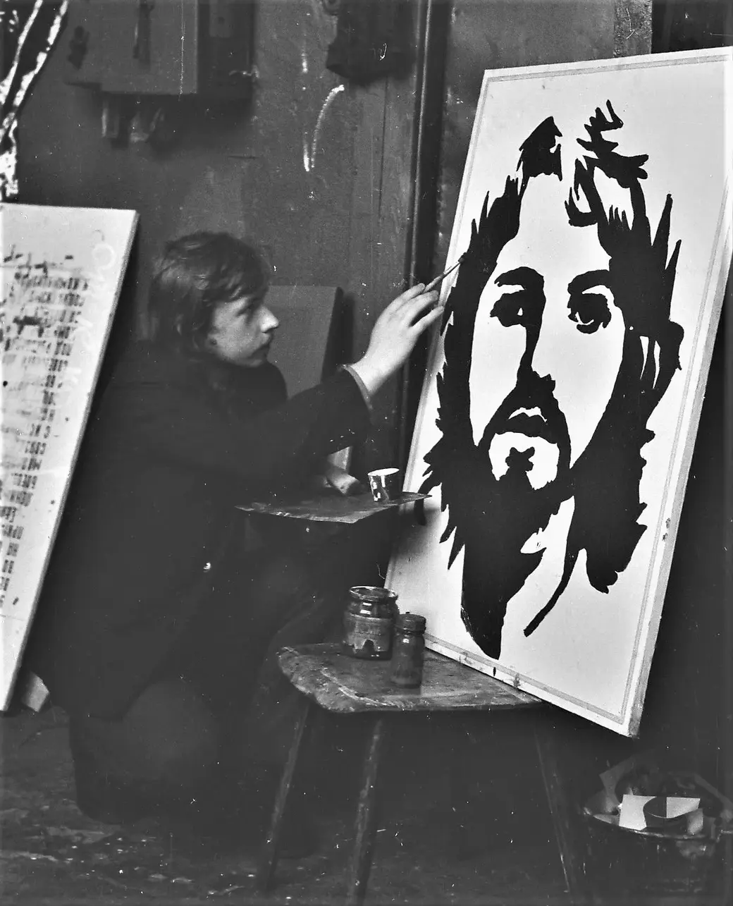 Леня Дюс за работой над портретом Пола Маккартни. Фото Василя Титова,1970-е