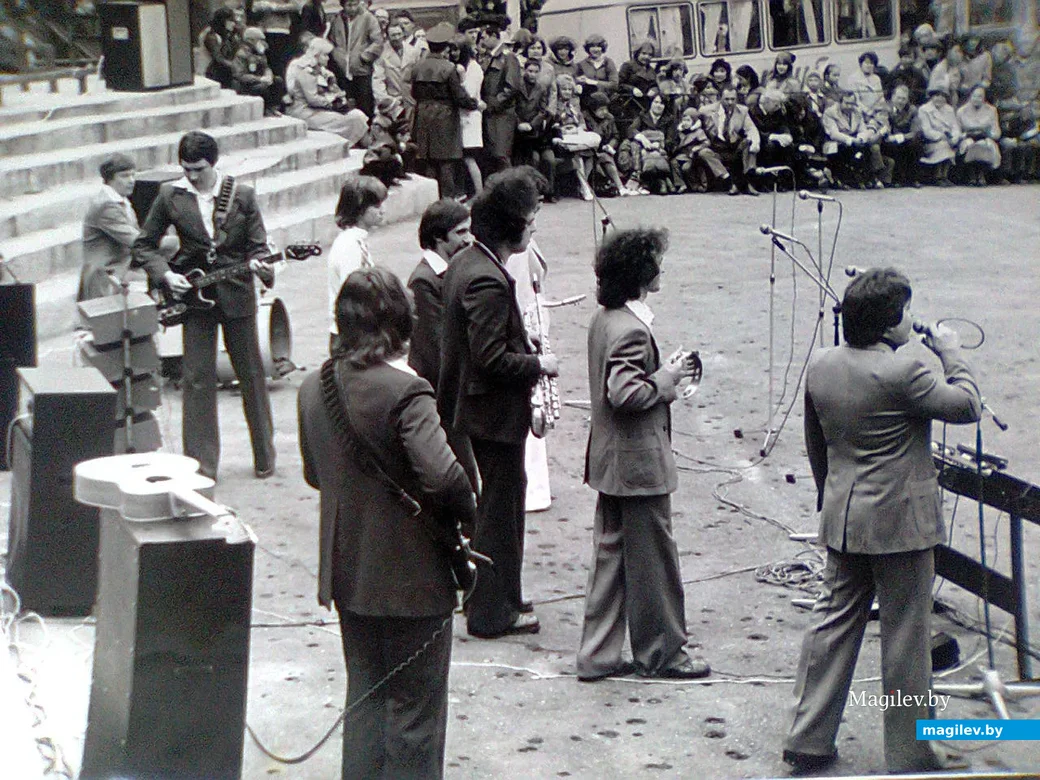 1980-е годы, Могилев, Печерский лесопарк.  Выступают «Романтики». Вид сзади. Второй справа –