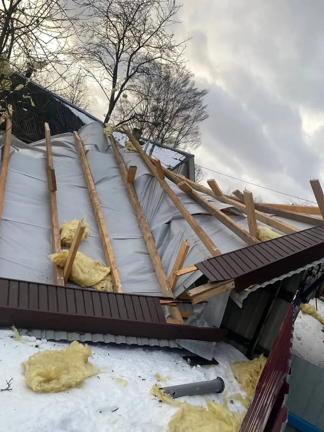 14.01.2022г. Могилевский район, агр.Речки. Ветер снес крышу гаража. Фото предоставлено читательницей сайта О.Гончаровой
