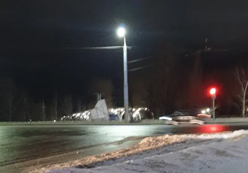 14.01.2022г. Могилев, пр-т Мира. Ветер повалил бигборд. Фото предоставлено читателем сайта С.Клявзо