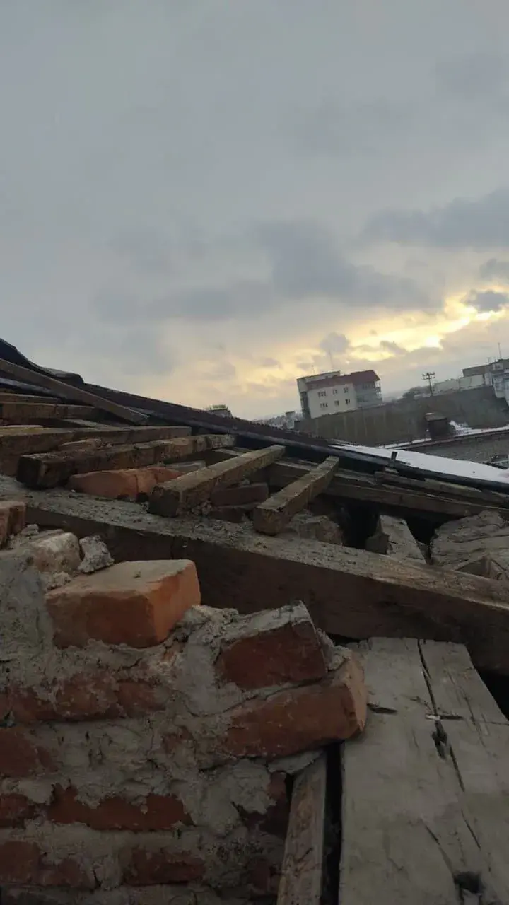 Вецер сарваў частку даху з магілёўскага катэдральнага касцёла. 14.01.2022