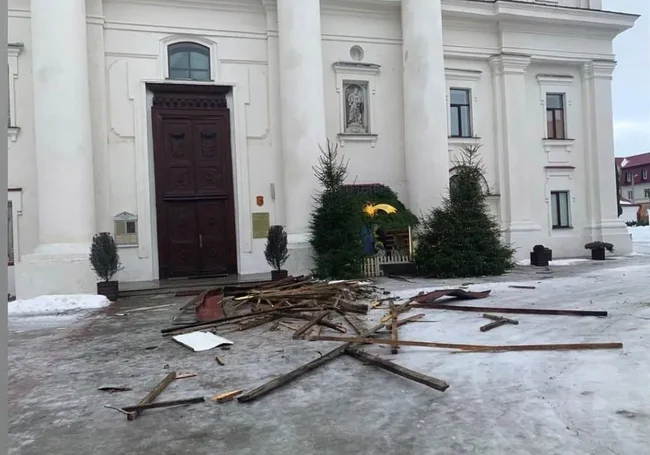 Магілеўскаму катэдральнаму касцелу патрэбна дапамога: моцны вецер пашкодзіў дах на будынку