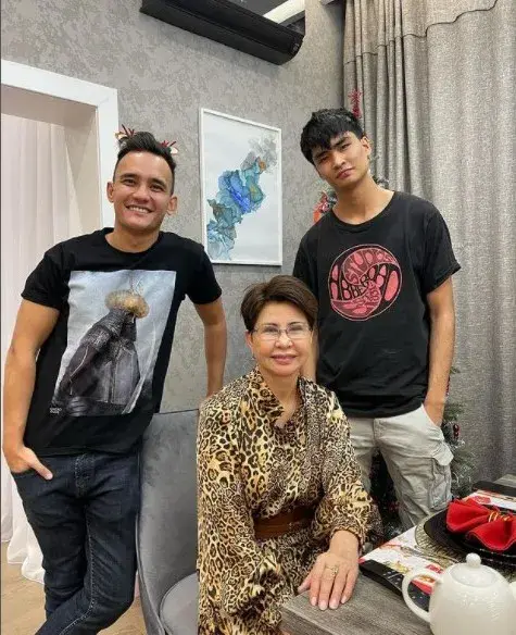 Роза Рымбаева с сыновьями. Фото: instagram.com/rozarymbaeva