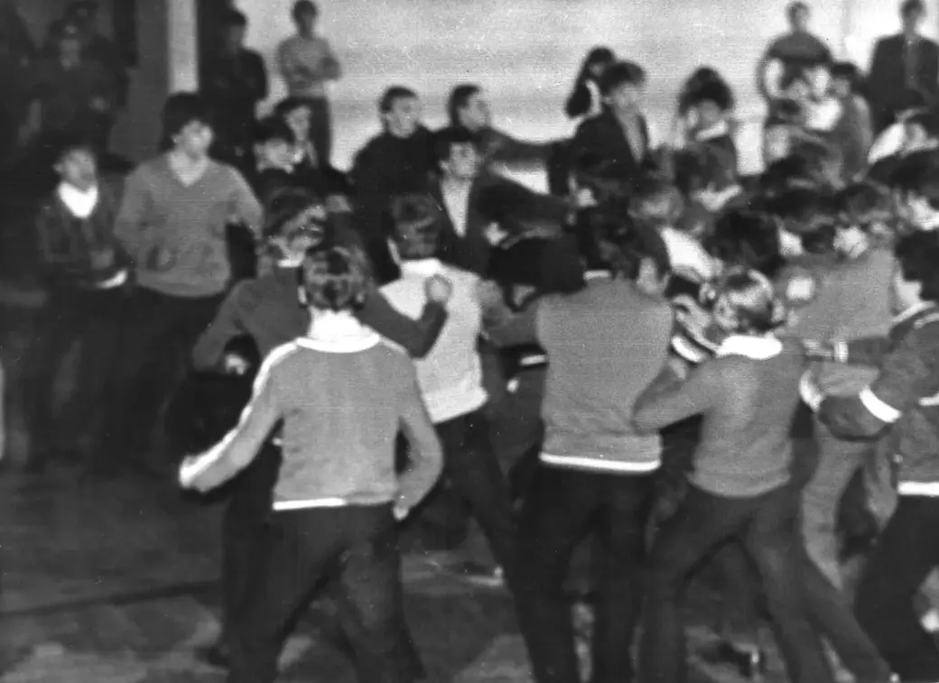 Стенка на стенку. Могилев, танцы в ДК ЖД, начало 1980-х