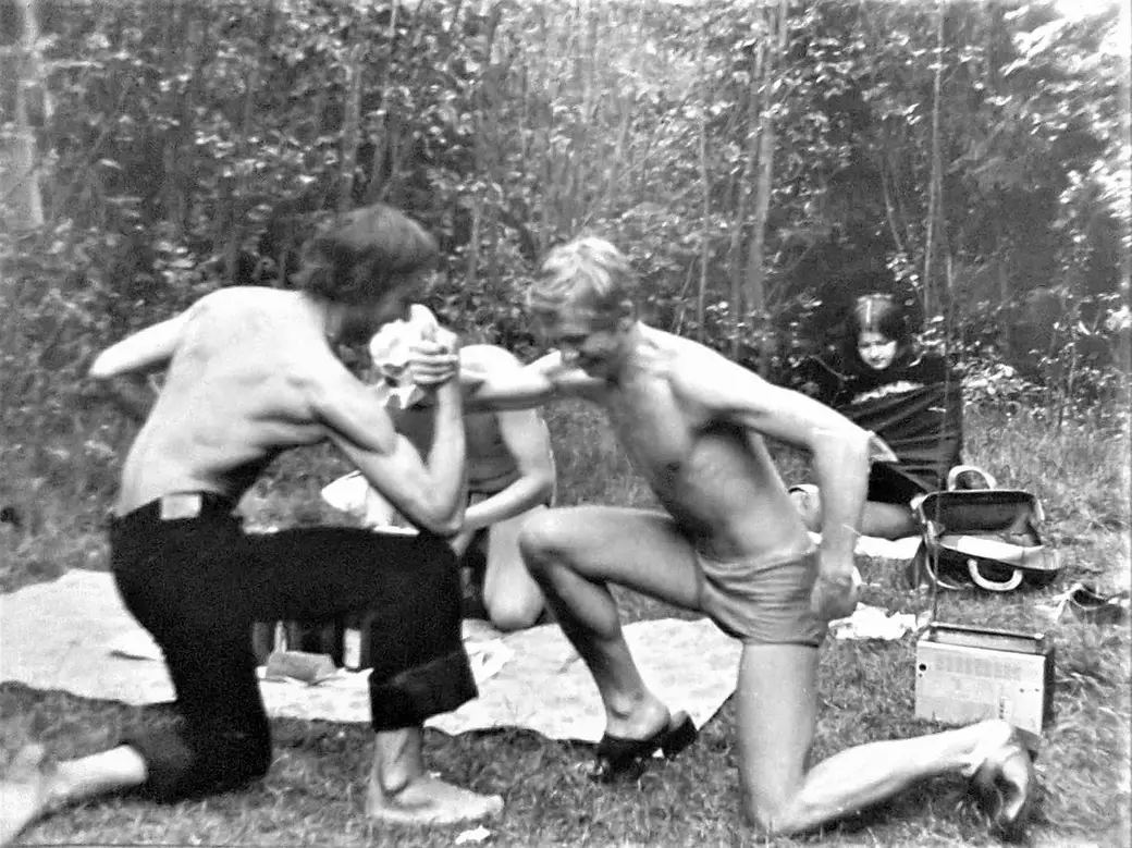 Молодым парням всегда хочется блеснуть своей физической формой. Правый «армреслер» — известный коллекционер пластинок Саша Зис. Могилев, Любуж, 1979 год