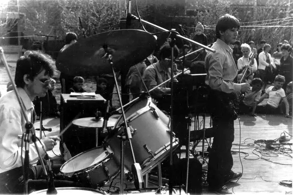 Игорь Беляев (гитара), Борис Заставнюк (барабаны) в составе группы «Спектр» на одной из городских площадок. Могилев 1985 год