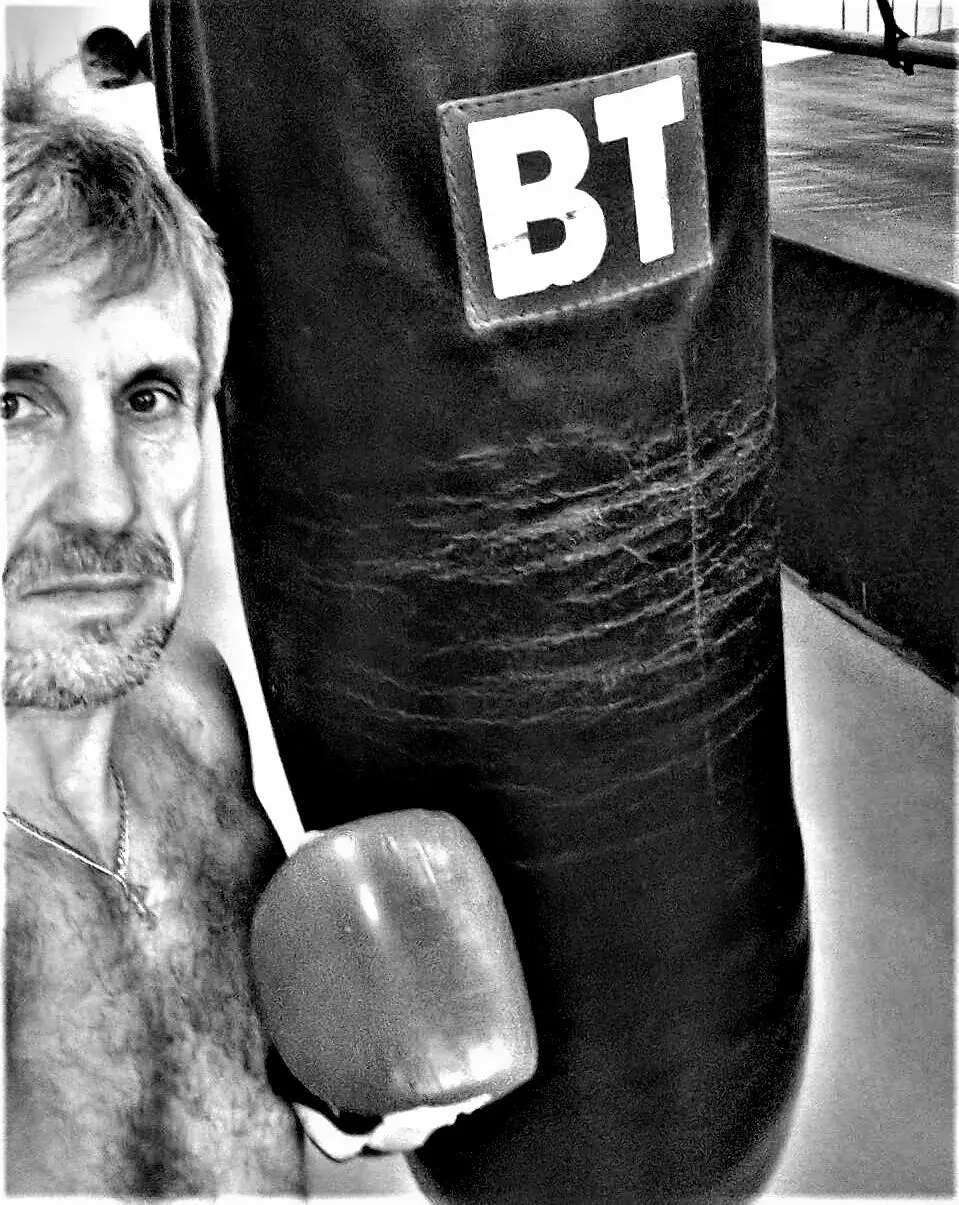 В 2018 году автор этих строк решил малость подкрепить свои с молодости исповедуемые пацифистские принципы некоторыми физическими занятиями. «На всякий пожарный», — как