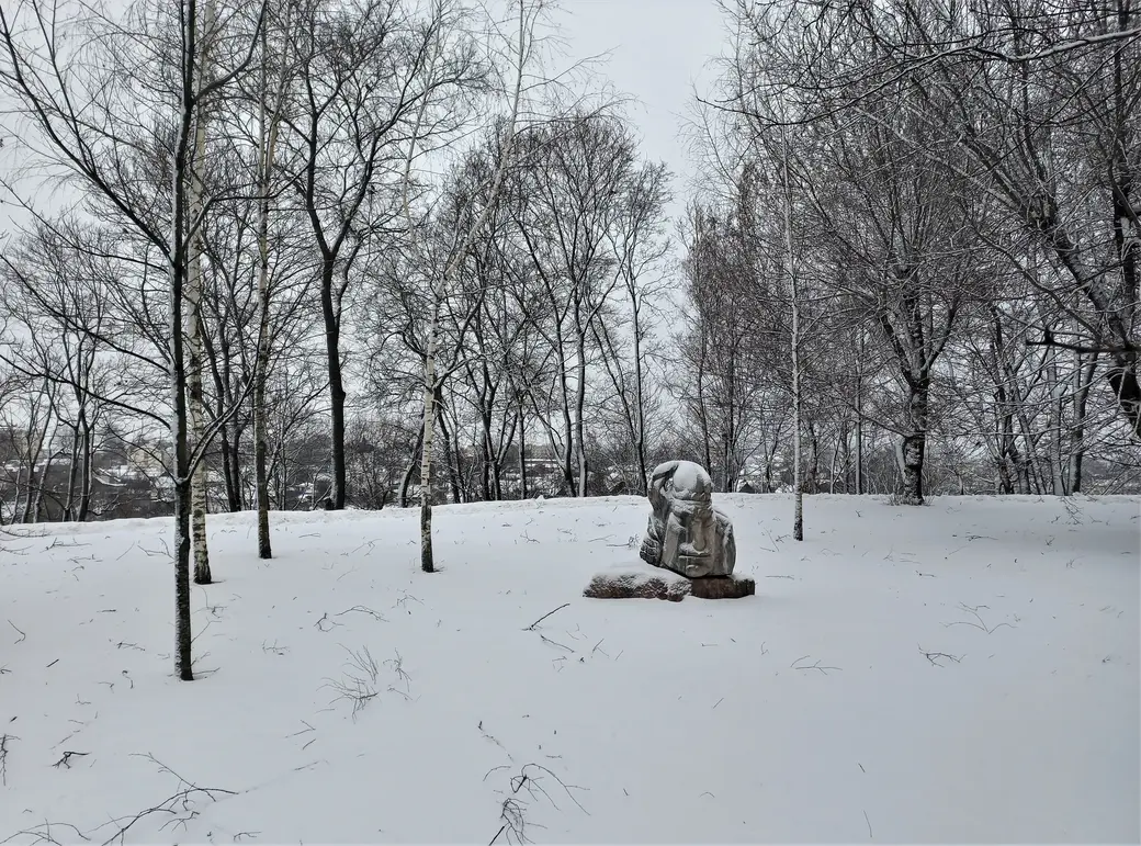 В центре некогда существовавшей в парке Горького танцплощадки сегодня покоится скульптурная голова Гойко Митича (как я ее называю), автор Владимир Пипин. Кстати, тот