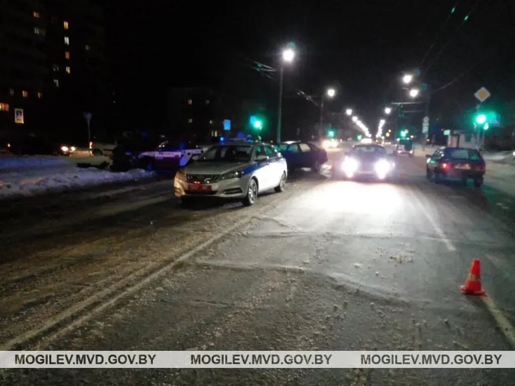 ДТП 19 января 2022 года в Могилеве. После удара загорелся автомобиль такси. Фото : УВД