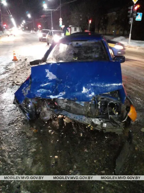ДТП 19 января 2022 года в Могилеве. После удара загорелся автомобиль такси. Фото : УВД