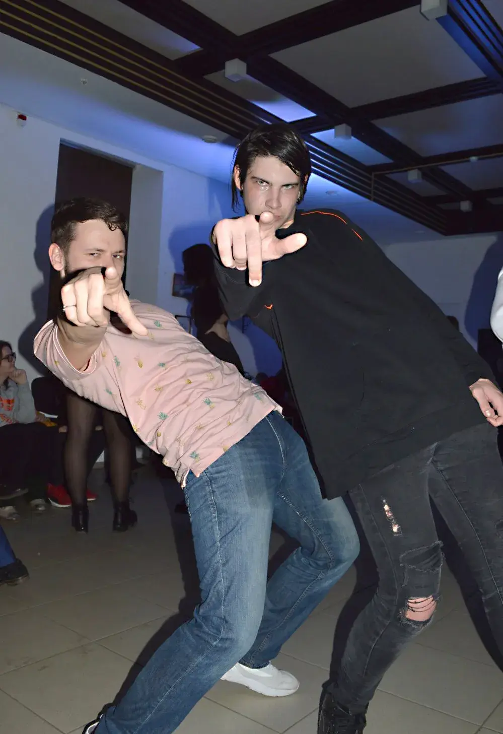 На вечеринке.