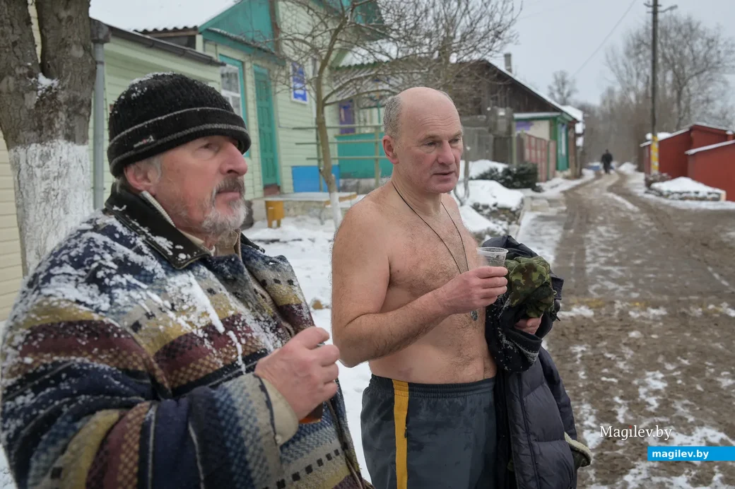 19.01.2022. Бобруйск. Крещенское окунание в проруби на Березине у гребной базы