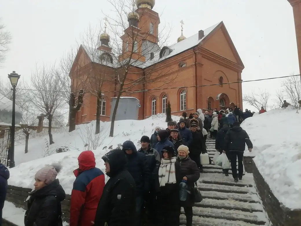 Как я сходил на Крещенье в Полыковичи: сотни людей и проблемы с тем, чтобы  добраться до места | magilev.by