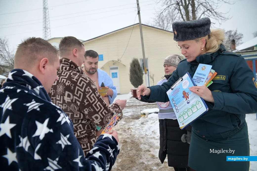 19.01.2022. Бобруйск. Крещенское окунание в проруби на Березине у гребной базы