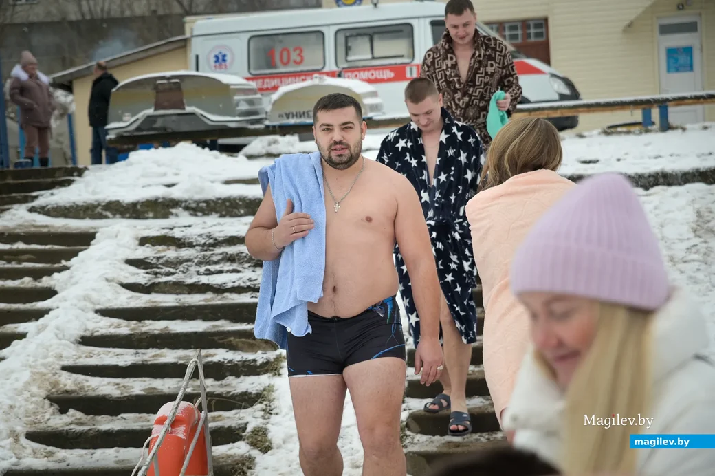19.01.2022. Бобруйск. Крещенское окунание в проруби на Березине у гребной базы