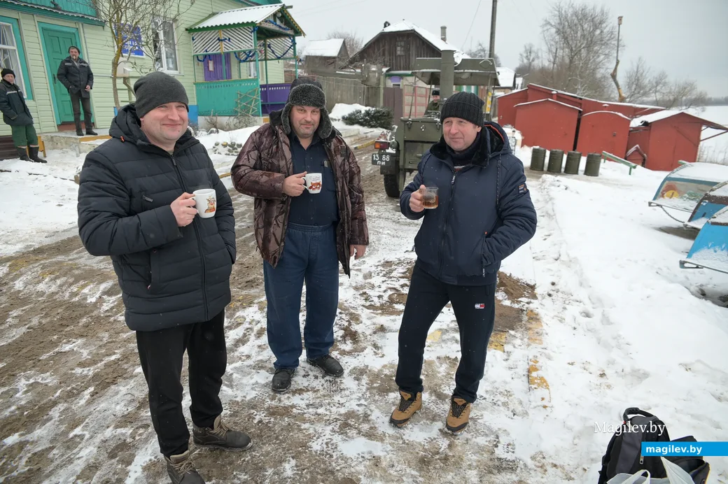 19.01.2022. Бобруйск. Крещенское окунание в проруби на Березине у гребной базы
