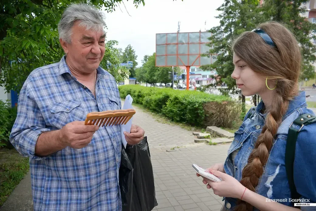 Валерий Павлович дарит 15-летней Янине Шиленок гребень для волос, изготовленный из