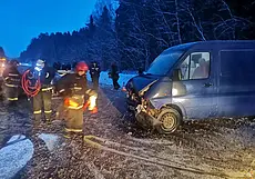 Возле Любужа участника ДТП спасатели доставали из машины с помощью специальных инструментов